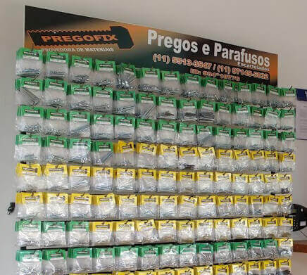 Pregos e parafusos encartelados